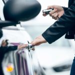 Nosēdies auto akumulators: kā veikt auto atvēršanu droši