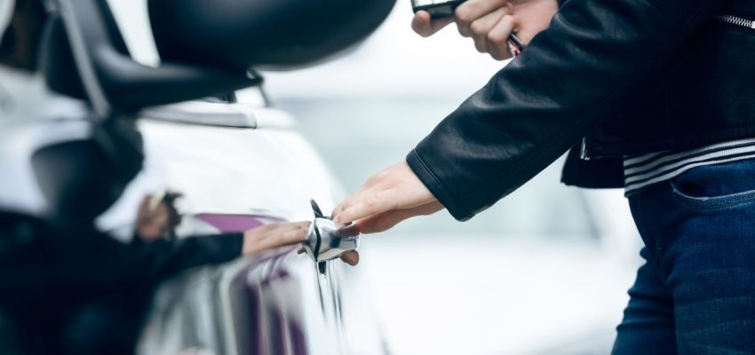 Nosēdies auto akumulators: kā veikt auto atvēršanu droši